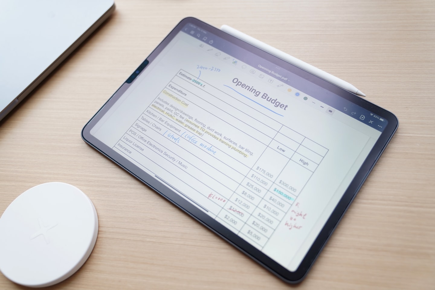 Tablet con foglio di calcolo digitale per il budget e stilo sullo schermo.